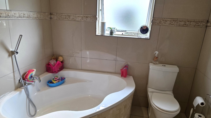 3 Bedroom Property for Sale in Caribbean Beach Club North West